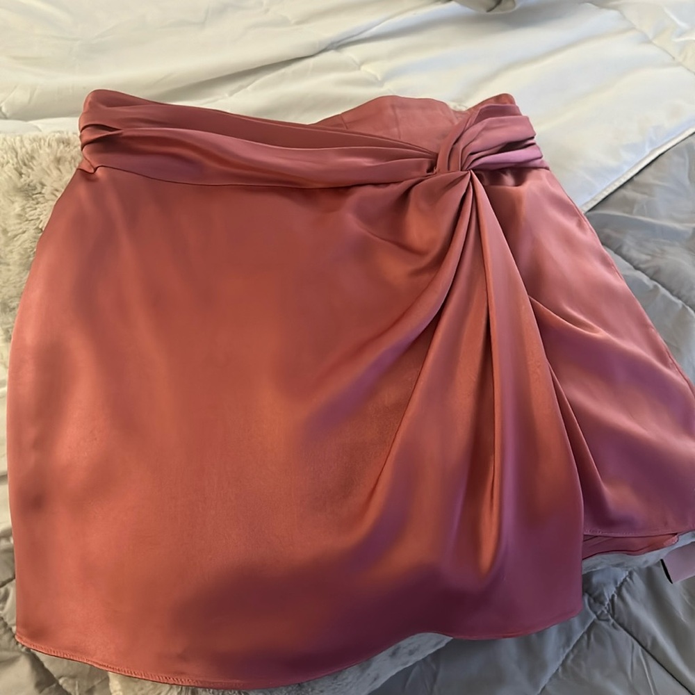 Gorgeous skort that looks like a skirt.  Soft satin, silky material! Medium